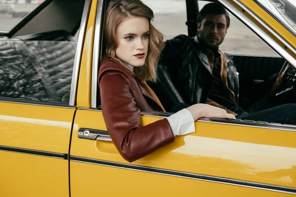 Jovem Bonito Olhando Para Bela Namorada Sentada Carro Clássico Amarelo — Fotografia de Stock Grátis