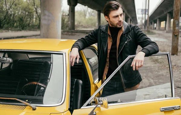 Bello Elegante Giovane Uomo Giacca Pelle Piedi Vicino Auto Retrò — Foto Stock