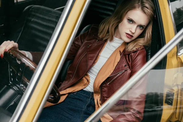 High Angle View Beautiful Girl Leather Jacket Sitting Retro Car — Free Stock Photo