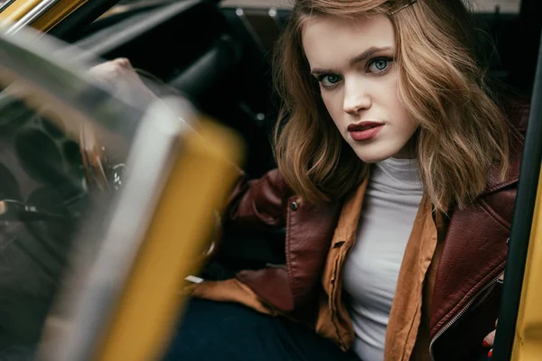 Beautiful Stylish Young Woman Sitting Old Fashioned Car Looking Camera — Stock Photo, Image