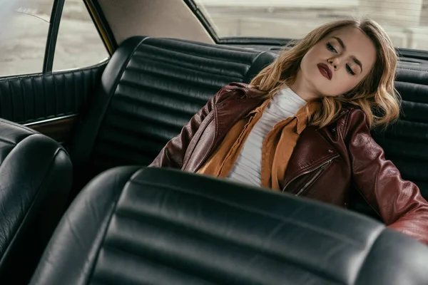 Όμορφη Αισθησιακό Κορίτσι Δερμάτινο Μπουφάν Κάθεται Στο Αυτοκίνητο Και Αναζητούν — Φωτογραφία Αρχείου