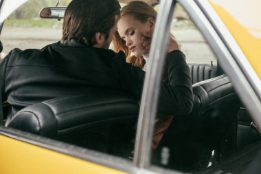 eski moda otomobil içinde oturan aşık şık genç çiftin seçici odak