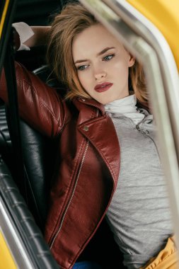 deri ceket uzakta arabanın içinde otururken bakan güzel ihale kız