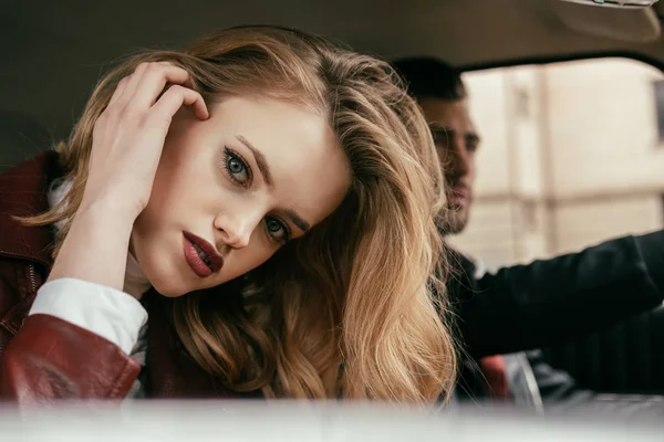 Beautiful Stylish Young Woman Looking Camera While Boyfriend Driving Car — Stock Photo, Image