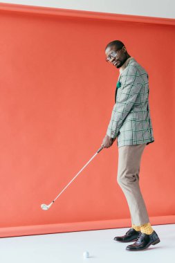 moda Afrikalı-Amerikalı adam oynarken Golf, kırmızı