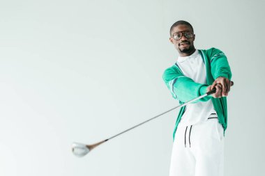 Afro-Amerikan erkekte şık beyaz izole golf oynamaktan retro spor giyim