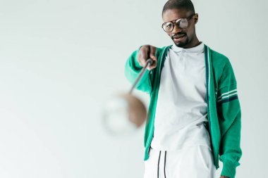 Afro-Amerikan insanın retro yeşil spor giyim golf club, üzerinde beyaz izole ile seçici odak