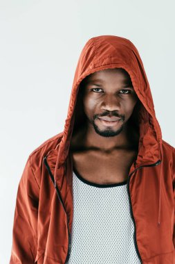 Kendine güvenen Afrikalı-Amerikalı adam beyaz izole kamera bakıyor