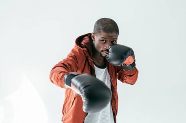 Afrika kökenli Amerikalı boksör boks eldivenleri, üzerinde beyaz izole eğitim
