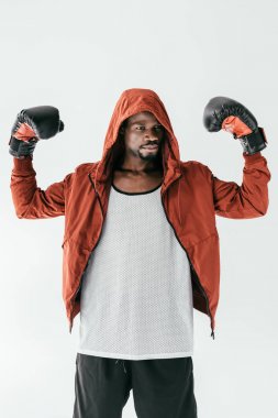 Boks eldivenleri, üzerinde beyaz izole güçlü Afrika kökenli Amerikalı adam