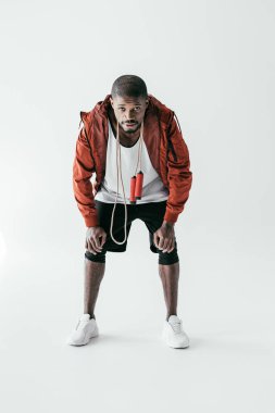 beyaz izole ip atlama ile yorgun ABD'li sporcu