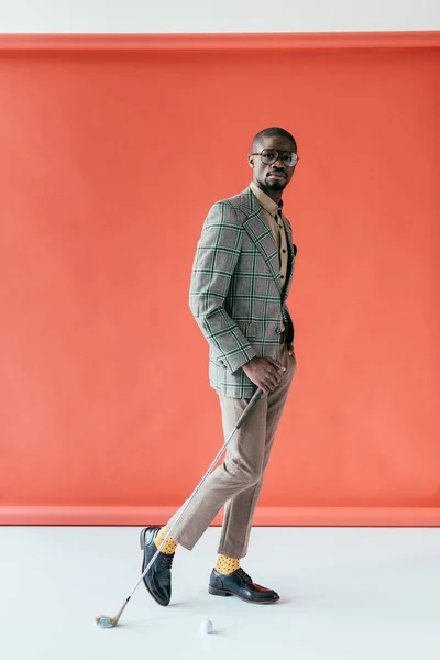 Hombre Afroamericano Elegante Guapo Jugando Golf Rojo —  Fotos de Stock