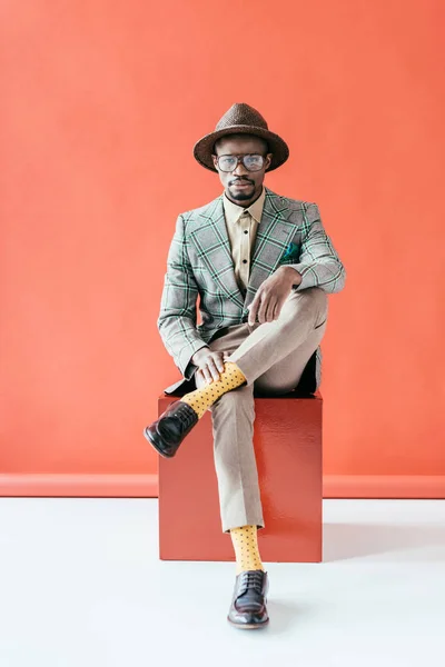 Μοντέρνα Αφρικανική Αμερικανική Άνθρωπος Που Θέτουν Vintage Σακάκι Στο Κόκκινο — Φωτογραφία Αρχείου