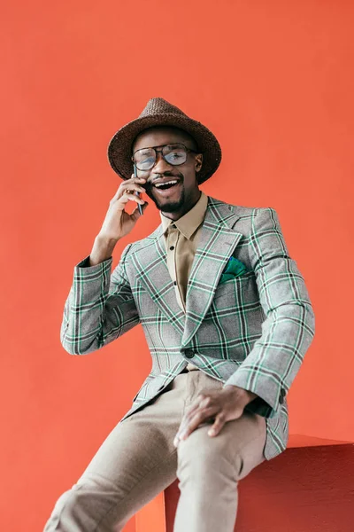 Γελώντας Αφρικανική Αμερικανική Άνθρωπος Vintage Γυαλιά Μιλώντας Στο Smartphone Απομονώνονται — Φωτογραφία Αρχείου