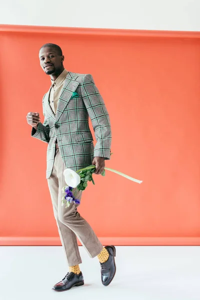 Handsome African American Man Trendy Jacket Greeting Bouquet Red — Stock Photo, Image
