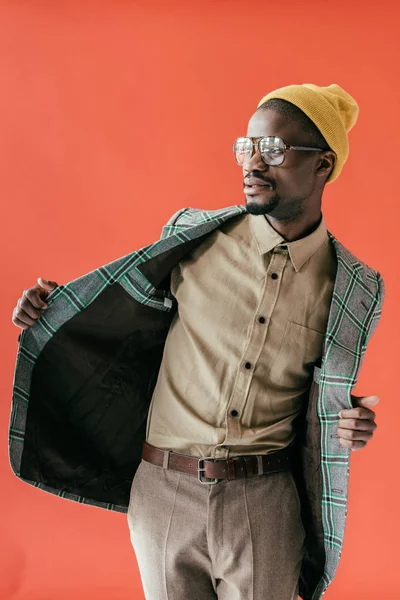 Hombre Afroamericano Moda Posando Gafas Vintage Chaqueta Aislado Rojo —  Fotos de Stock