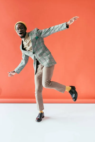 Νέοι Κομψό Αφρικανική Αμερικανική Άνθρωπος Που Θέτουν Vintage Σακάκι Στο — Φωτογραφία Αρχείου