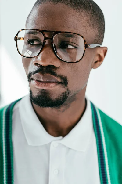 Divatos Szemüveget Elszigetelt Fehér Csinos Afroamerikai Férfi Portréja — Stock Fotó