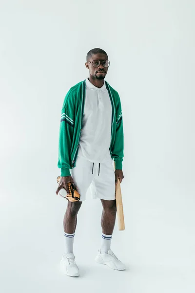 时尚的非洲裔美国棒球运动员 孤立的白色 — 图库照片
