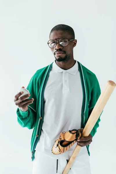 非洲裔美国人的棒球运动员在复古眼镜 被隔绝在白色 — 图库照片