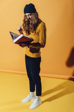 zarif adam uzun saçlı sarı kitap okuma