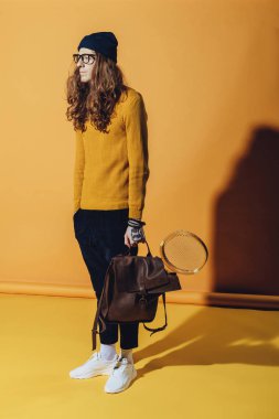 şık adam deri sırt çantası ve ahşap tenis raketi, sarı