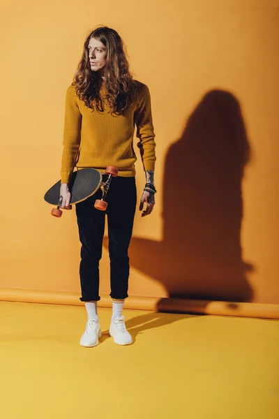 Елегантний Стильний Чоловік Позує Скейтбордом Жовтому — Безкоштовне стокове фото