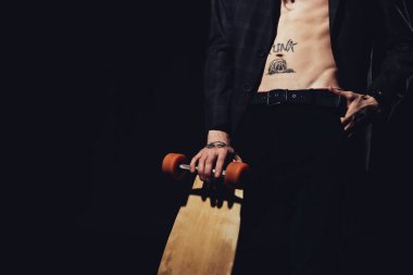 kırpılan longboard, siyahta izole gömleksiz adam görünümünü