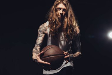 siyah sırt ile izole basketbol topuyla şık dövmeli adam