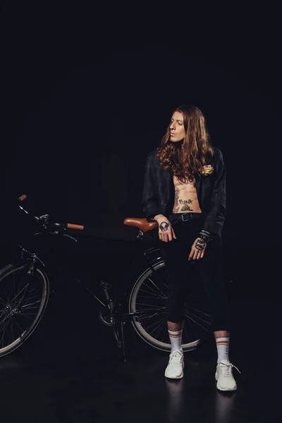 Hombre Elegante Posando Con Bicicleta Negro — Foto de stock gratis