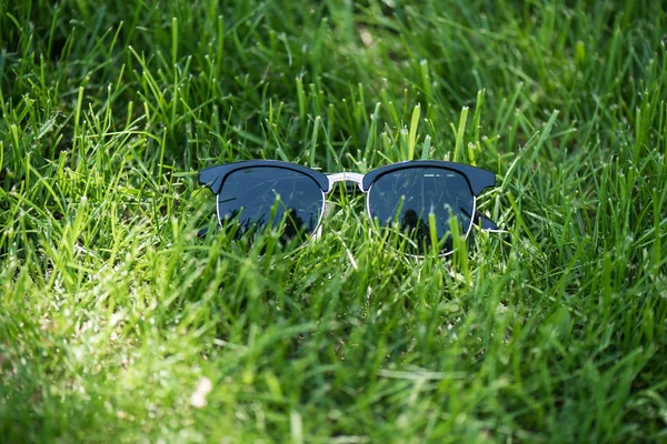 Vista Cerca Gafas Sol Con Estilo Sobre Hierba Verde — Foto de Stock