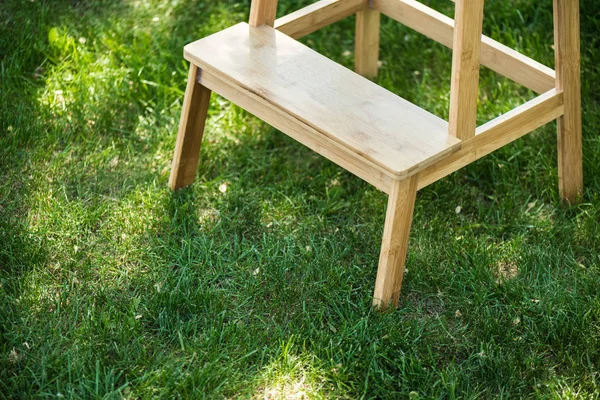 Close View Wooden Stairs Standing Green Grass — Free Stock Photo