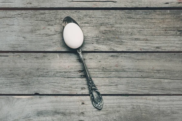 Oeuf dans une cuillère en argent — Photo de stock