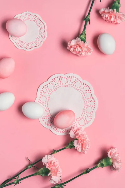 Oeufs de Pâques avec des fleurs — Photo de stock
