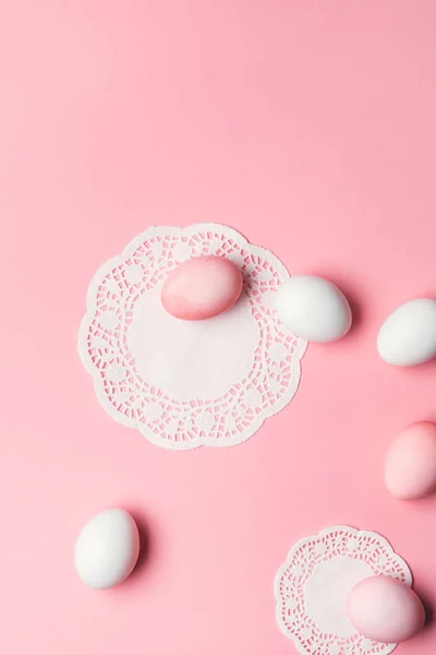 Пасхальные яйца с кружевной салфеткой — стоковое фото
