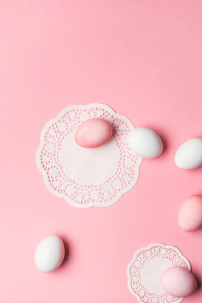 Œufs de Pâques avec des serviettes en dentelle — Photo de stock