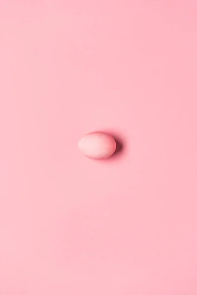 Huevo rosa pintado - foto de stock
