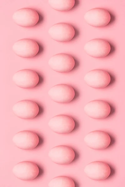 Rows of painted pink eggs — Stock Photo