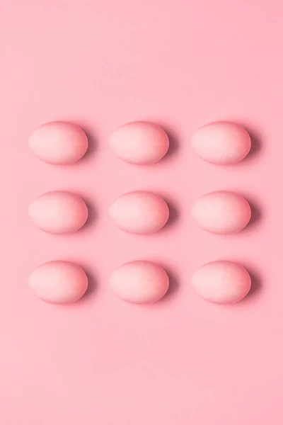 Filas de huevos pintados de color rosa - foto de stock