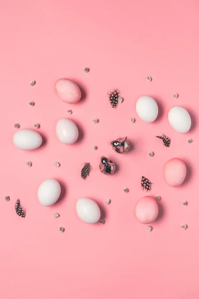 Uova con coniglietti, acini e piume — Foto stock