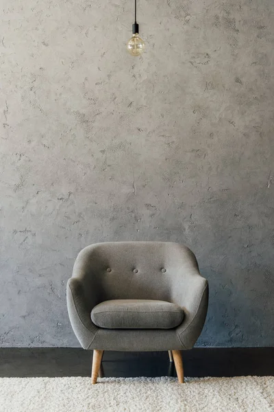 Poltrona cinza no quarto vazio — Fotografia de Stock