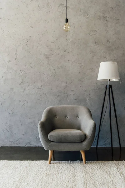 Fauteuil gris dans une pièce vide — Photo de stock