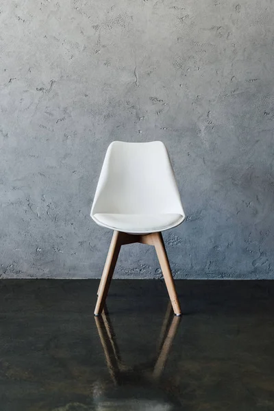Moderner weißer Stuhl — Stockfoto