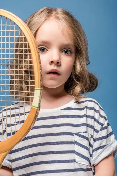 Маленькая девочка с теннисным оборудованием — стоковое фото