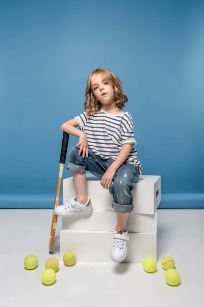 Niña con equipo de tenis - foto de stock