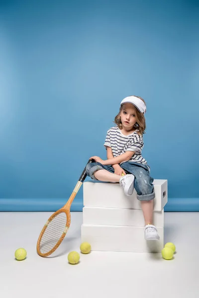 Kleines Mädchen mit Tennisausrüstung — Stockfoto