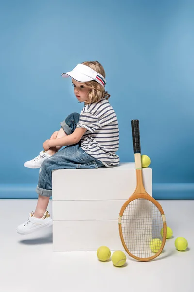 Маленька дівчинка з тенісним обладнанням — стокове фото