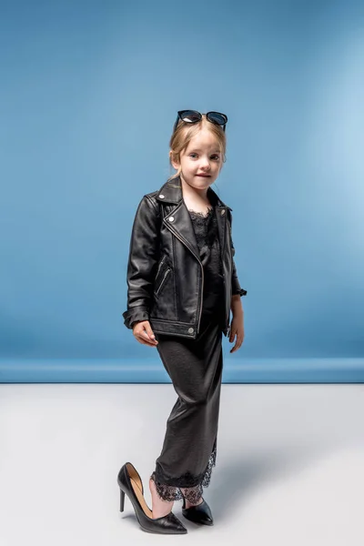 Fille portant robe noire — Photo de stock