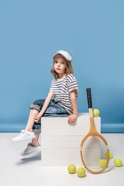 Kleines Mädchen mit Tennisausrüstung — Stockfoto