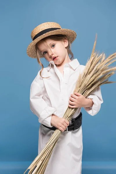 Niña con espigas de trigo - foto de stock